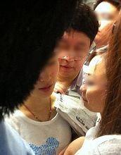 揉女生的胸视频,揉胸视频引发道德争议